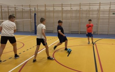 Pierwsza lekcja wychowania fizycznego w nowej sali gimnastycznej