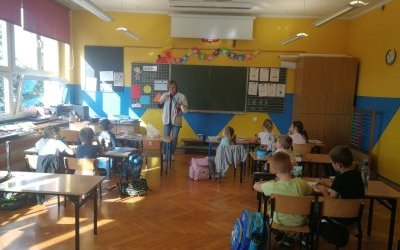 Spotkanie uczniów klasy pierwszej z pielęgniarką szkolną