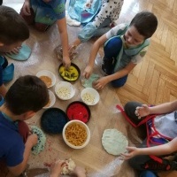 ZAJĘCIA SENSOPLASTYCZNE W KLASIE PIERWSZEJ (10)